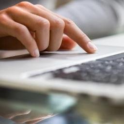 Cette page Twitter recense énormément de sites web utiles dans le domaine de l'informatique et la communication.