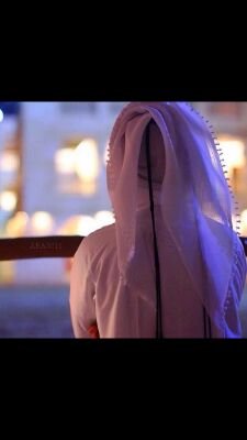 فيني ملامح من حكايات وجروح
طبع الزمن يترك على الوجه بصمه
مھما أحاول أخفي الجرح بمزوح
تجي ظروف الوقت وتعيد رسمه.
خريج جامعة الملك سعود قسم اعلام .