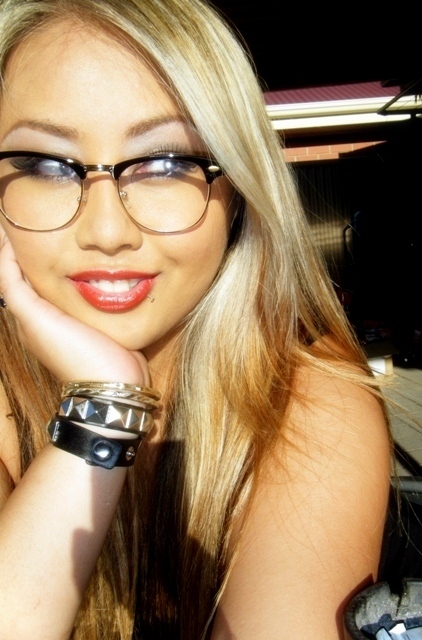 hey everyone!! im just a regualr girl that has alot on her mind and always likes to speak her mind.