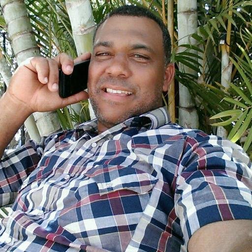 naci en Santiago de los caballeros,aun vivo en el mismo corazón,trabajo en el area de la construcción .y estudiante de administración de empresas