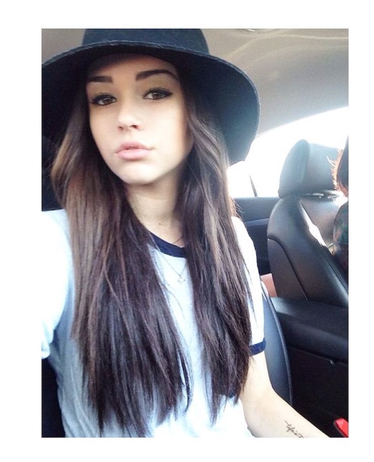 helen_scobahull's profile picture. ✌️	love abhors a vacuum	✌️