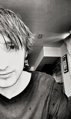 TheStephenDarcy's profile picture. Bend your arms to look like wings.