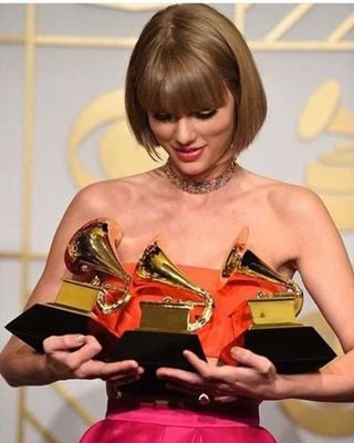 Instagram:@paolla_swiftie Se der errado?Risque,apague,esqueça,comece de novo A vida pertence àqueles que não tem medo de seguir em frente seja destemido♥