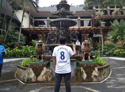 Fans Chelsea FC yang suka fotografi dan dengerin musik..