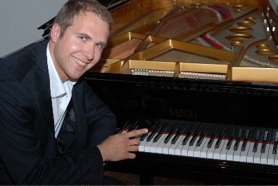 stefanulbricht's profile picture. 1982 in Bonn geboren. 
Boogie Woogie & Blues Pianist