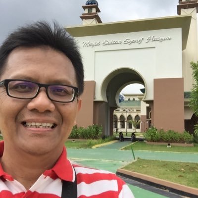 Aku seorang praktisi bisnis juga pengkaji ekonomi islami, dan telah mengunjungi seluruh provinsi Indonesia dan hampir separuh kabupaten yg ada.