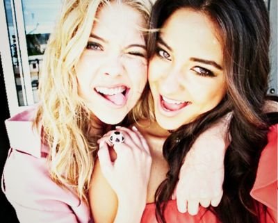 Bonjour, je suis un nouveau compte source sur ces magnifiques femmes: Shay Mitchell et Ashley Benson.