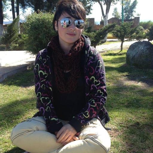 Productora de mis sueños, escritora y amante de mis historias, pero sobre todo directora de mis desafíos, y Comunicóloga.