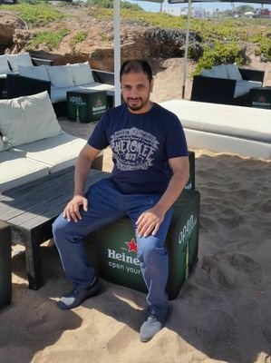 الذيب يموت من الجوع ماياكل الذيب
ولّا الضباع ضباع تاكل بعضها ..