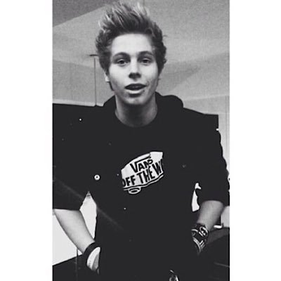 lukeycalmikeash's profile picture. members in 5SOS are my best friend, but none of them know i exist. || 0/4 || my life sucks because @Luke5SOS did not follow me :( || LUKE BE MY ¼ ? ||