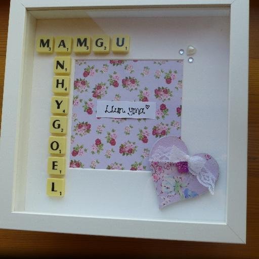 Busnes bach crefftau personol+Cymraeg:llechi,placiau,clustogau,bynting,fframiau...
Small Welsh+personal crafts busines:slates,plaques,cushions, bunting,frames..