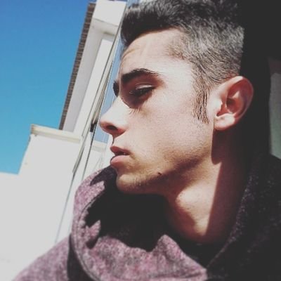 Cuando miro al cielo veo tu rostro y añoro esos momentos en los que eramos felices