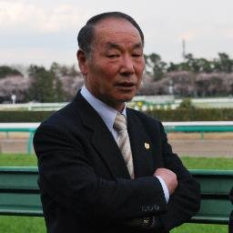 私は、中学卒業後は騎手見習いとして競馬の世界に脚を踏み入れて、その後は、騎手、調教助手を経て調教師となり、ケリーバッグでの桜花賞2着、オークス3着、ブルーベイブリッジでの重賞勝ちといった実績を残しました。
そして、これからは、JRA調教師としての経験などを活かして、ファンの皆様と違う視点で競馬を掘り下げます。