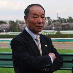 私は、中学卒業後は騎手見習いとして競馬の世界に脚を踏み入れて、その後は、騎手、調教助手を経て調教師となり、ケリーバッグでの桜花賞２着、オークス３着、ブルーベイブリッジでの重賞勝ちといった実績を残しました。
そして、これからは、ＪＲＡ調教師としての経験などを活かして、ファンの皆様と違う視点で競馬を掘り下げます。