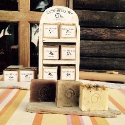 This is organic soap made with passion and skin-nourishing ingridients: vegetal oils and natural extracts.