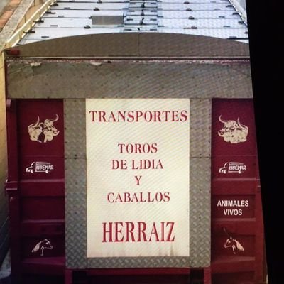 La empresa de transportes Herraiz, se compone de tres camiones, un picadero de caballos y varias paradas de bueyes.