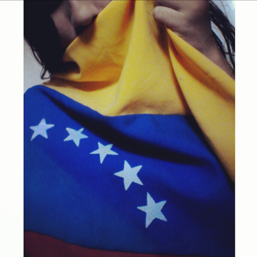 Siento orgullo de mi tierra, de su azul y sus estrellas. Como ignorar que por ti soy alguien mi VENEZUELA❤❤❤❤