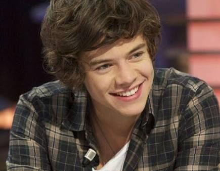 Se eu te segui é porque seu sorriso vale a pena e você é uma pessoa linda com todas as suas imperfeições, okay? não esqueça disso baby. All The Love. S.