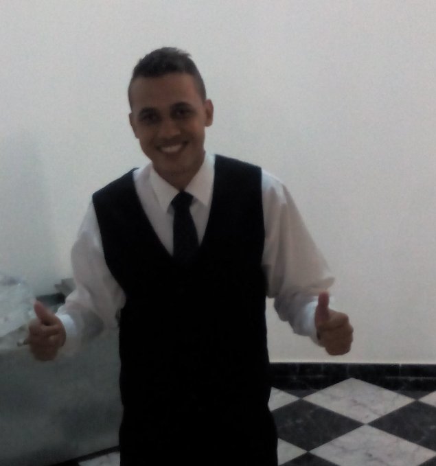 EL BRUJO conocido asi por mis panas ,rumbero,sincero y rata,amante a el reggea y el hip hop..... oriental hasta las metras....