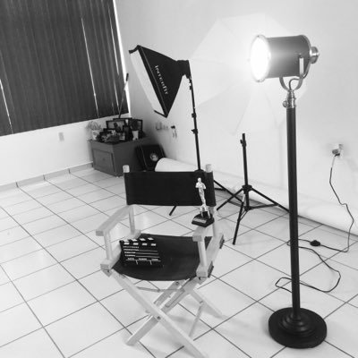 Somos un Studio de Fotografía y Video, hacemos foto de moda, retratos, documental y publicitaria; videos publicitarios, de música, cortometrajes y documentales.
