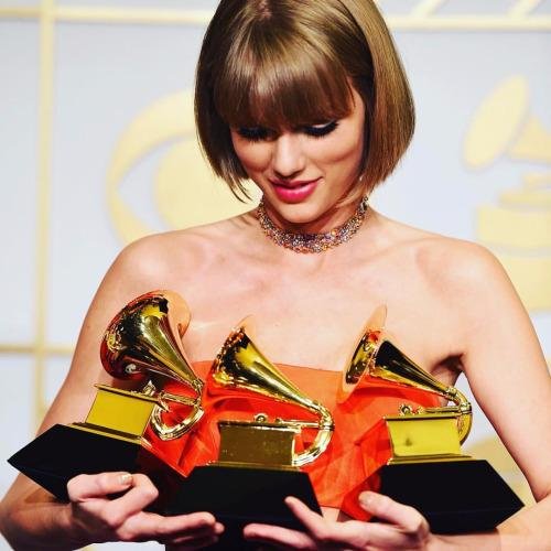 Your best source for Taylor Swift updates. We share facts, pictures, informations and news! Come follow us!