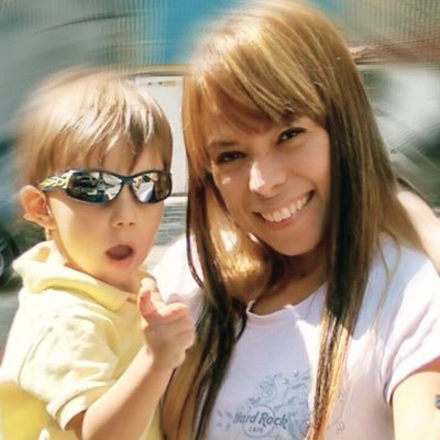 Mujer y madre venezolana,TSU Empresas Turísticas, Lic. Administración de Empresas, con muchos sueños por cumplir y en lucha constante por alcanzarlos.