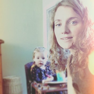 Lauracuyf's profile picture. Graphic Design - Dogs - Travel - 🌞& 🌸