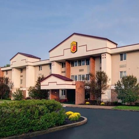 This Wyndham Worldwide property features 141 rooms, 1,000 sq ft of meeting space, fitness center, & an expansive continental breakfast area!