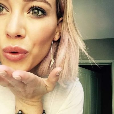 Uno de los principales recursos respecto a la actriz, cantante, escritora, diseñadora y emprendedora Hilary Duff.