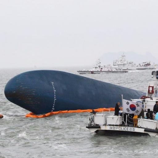 Le 16 Avril 2014, le ferry Sewol fit naufrage au large de la côte sud-ouest de la Corée & causa la mort de 295 personnes et 9 disparitions sur les 476 passagers