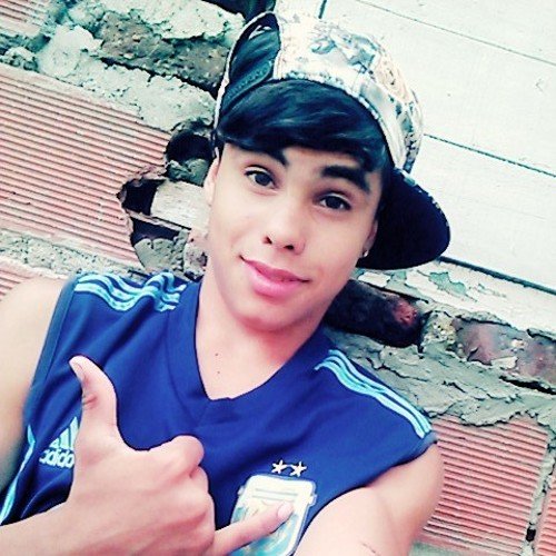 Prefiero tener los ojos rojos por fumar mariguhana  que tener los ojos rojos de tanto llorar  por Amor.