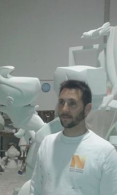 Entusiasta con la vida, buscando la parte positiva de esta. Soy psicólogo de formación, músico de corazón y artesano fallero de vocación.