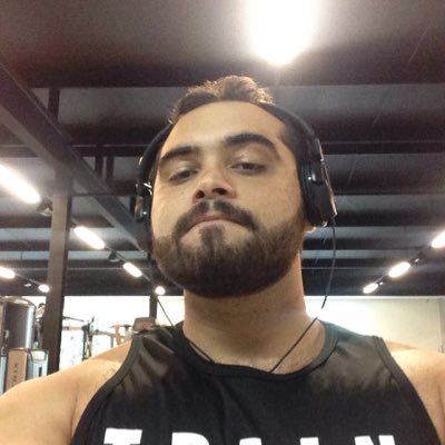 Bacharel em educação física, casado e pai de João. Personal trainer.