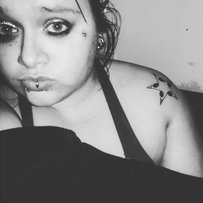 ツCourtney, 26 in Aug I'm a Leo, Obsessed W/♥ Music♥ Art, Vaping, Music, Tattoos, Piercings & Meeting new ppl, feel free to follow & I will follow bck.