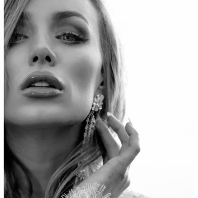 Stylist and Designer of couture wedding veils and jewelry, bling up brides worldwide. https://t.co/sGUUs9wAl7