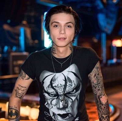 Безумно люблю группу #BlackVeilBrides и мечтаю попасть на их концерт.