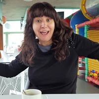 Kontalaria y Narradora. Klown y Payasa. El humor como via de comunicación. La fragilidad, la inocencia. Desde la verdad hacia la fantasía.