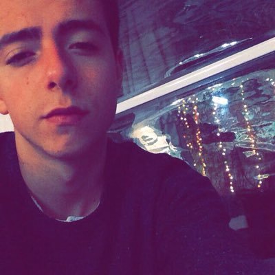 17 anni, Napoli, rapper, adoro scrivere in ogni forma. 17 years, naples, rapper, i love to write in everyway