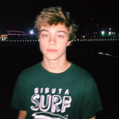 follow @ynwadeIuxe because she gave you this free follow