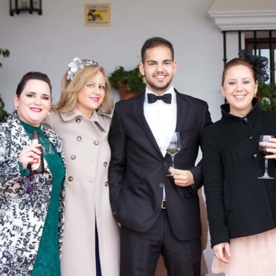 deportista,con ganas de vivir,siempre con una sonrisa en la cara y para muchos sin PELOO