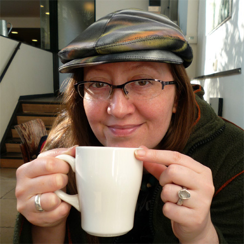 Web designer. Letterpress & linocut printmaker and teacher. Runs @eclecticsofa and @mostlyflat. Likes cake & sausages.