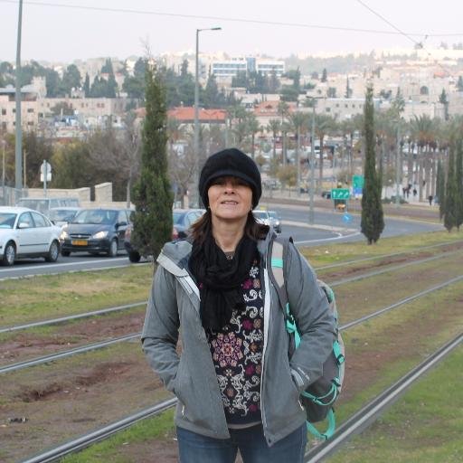 Profesora con vocación pero ahora jubilada, mamá de 4, abuela chocha y tb. emprendedora. Quién en Chile puede vivir dignamente de su jubilación? … pregunto yo.