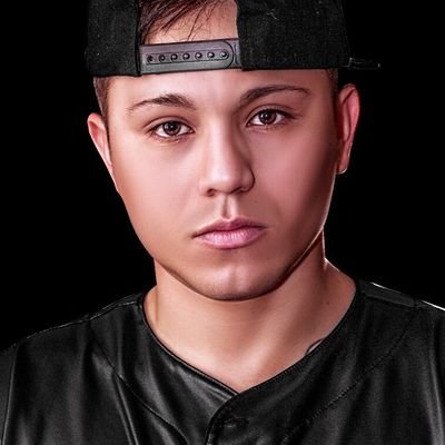 artista salvadoreño cantante y compositor de musica urbana.
para informacion : caricaturaeldelruido@gmail.com