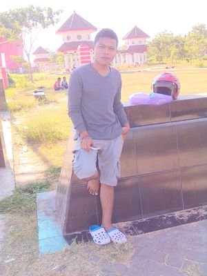 FahresiTomi's profile picture. 