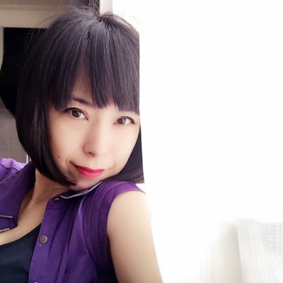 振付したり踊ったり。 スタジオ(studio agend)やってたり、ILOILUBOX(イロイルBOX)@iloiluboxオリジナルデザインショップやってたり。エステサロンとセレクトショップもやってるよ。