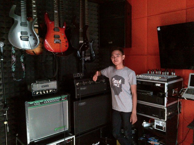 adit_sixstrings's profile picture. Beginilah gue mau terima syukur, nggak ya udah.