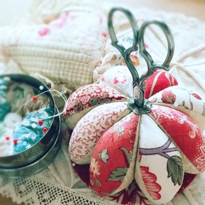 bl_rose21's profile picture. 花柄パッチワークが好き。こうの早苗先生のファンです✨山形市内にてPWサークルを主宰してます。製作中の作品がなかなか完成しないのがもっかの悩み💦鉢植えのバラを育てる初心者ロザリアン🌹コメントへのお返事、遅れたらごめんなさい🙇‍♀️