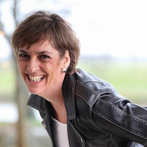 Netwerker, daadkrachtig, oneindig nieuwsgierig, CRM, IT, ondernemer, hardlopen, koken, gezin, buiten. Werk aan mijn b-hag ;-