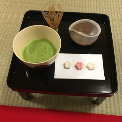 京都発、お茶の素晴らしさを世界へ。 お抹茶を自分で碾いて自分で点てて頂く。 そんなお茶体験を手軽にできるのがここ「甚松庵」です。 https://t.co/OfJR2f1ip5