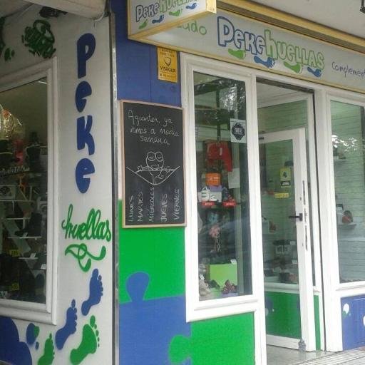 Pekehuellas's profile picture. Zapatería infantil y complementos